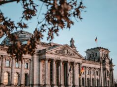 Bärbel Bas resigns as German labour minister; Alexander Schweitzer named as successor Berlin'deki Reichstag binasını gösteren temsili görsel. Fotoğraf Bärbel Bas'ı göstermemektedir. Fotoğraf: Yannic Kreß / Unsplash.