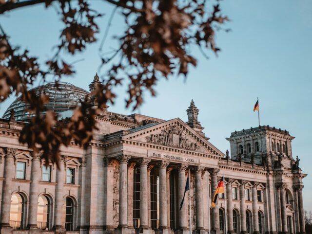 Alman parlamento binası - temsili görsel Berlin'deki Reichstag binasını gösteren temsili görsel. Fotoğraf Bärbel Bas'ı göstermemektedir. Fotoğraf: Yannic Kreß / Unsplash.