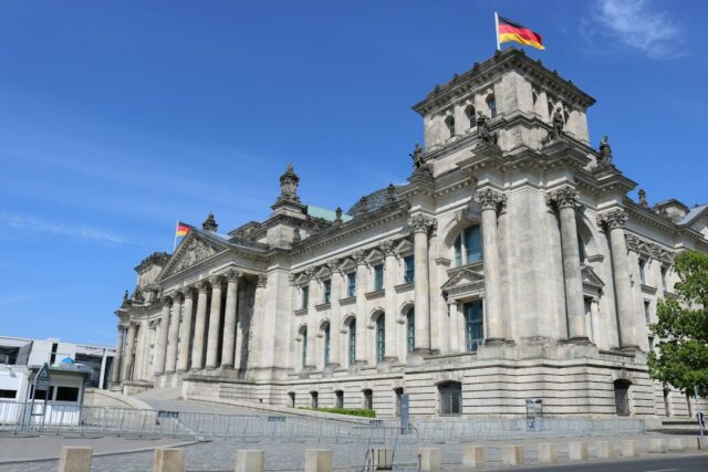 Almanya siyaseti - Reichstag binası Almanya siyasetini simgeleyen Berlin Reichstag binası