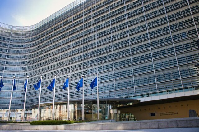Europäische Union Flaggen vor einem modernen Gebäude; Symbolbild.