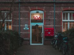 Polonya’da bir haftada üçüncü okul saldırısı: Varşova’da 3 yaralı School entrance in Europe, illustrative image for a report on school safety