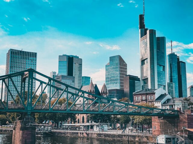 Frankfurt finans merkezi - temsili görsel Almanya'nın finans merkezini simgeleyen Frankfurt şehir silüeti