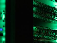 Ifo-Studie: Strengere KI-Datenregeln könnten Deutschland 155 Milliarden Euro kosten Serverhardware in einem Rechenzentrum als Symbolbild für künstliche Intelligenz und Trainingsdaten
