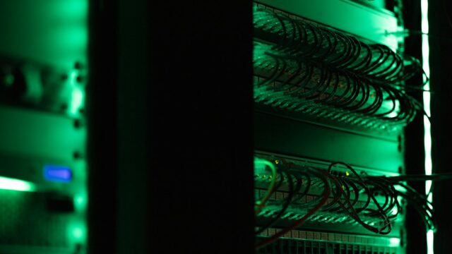 Serverhardware in einem Rechenzentrum als Symbolbild für künstliche Intelligenz und Trainingsdaten
