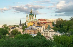 AB, işgal altındaki Ukrayna bölgelerindeki Rusya seçimleri nedeniyle 77 kişiye yaptırım uyguladı Historische Gebäude in Kyiv, Ukraine; illustrative image.