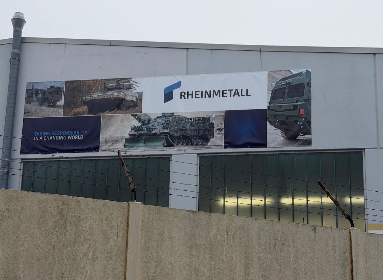 Protest vor Rheinmetall-Werk in Berlin: Neun Aktivisten kleben sich auf der Straße fest