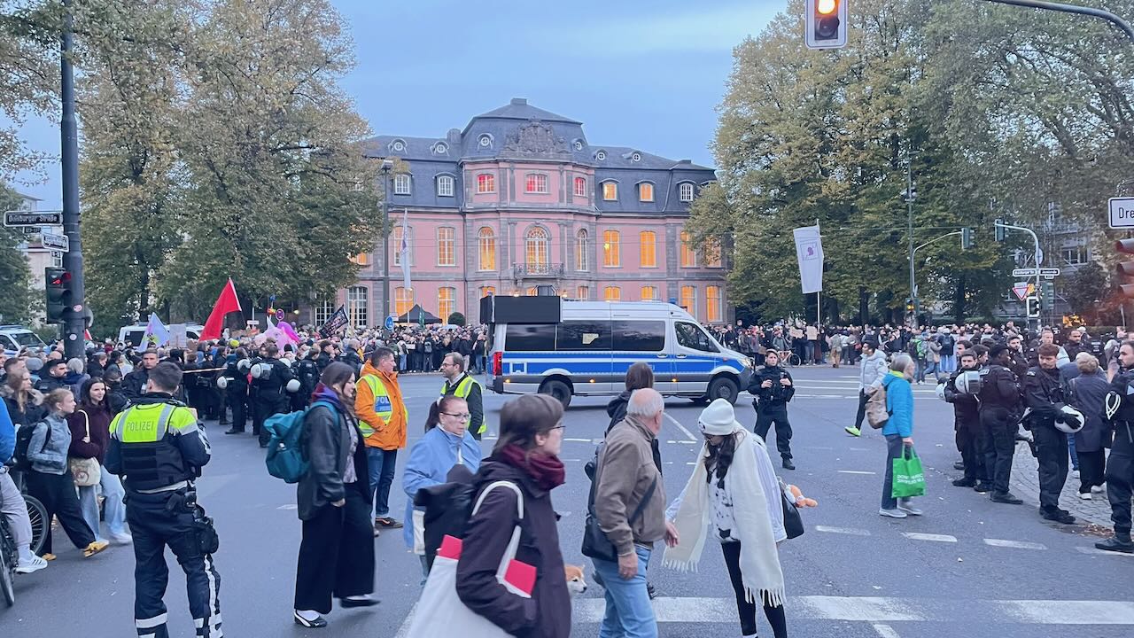 Protest Against AfD in Düsseldorf: Police Operation Sparks Debate