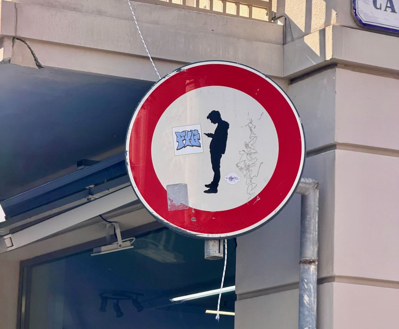 Italien: Auffälliges Schild sendet eine Botschaft an Fußgänger, die aufs Handy schauen